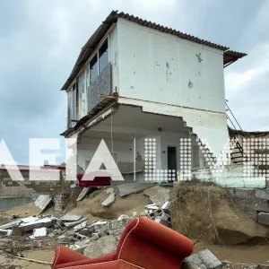 Κακοκαιρία: Ανεμοστρόβιλος ξερίζωσε στέγαστρα και έσπασε τζαμαρίες σε Πύργο και Ηλεία – Κατολισθήσεις σε Παλαιοκαστρίτσα και Πρέβεζα