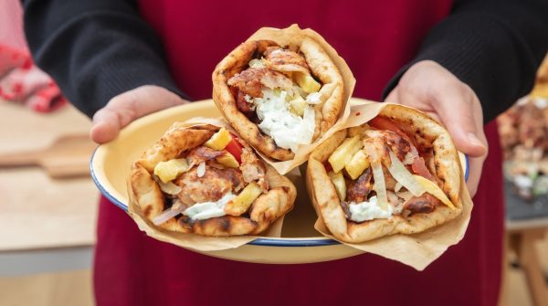 Ζητούνται βοηθός ψήστη και τυλίχτρια από το «Posto»