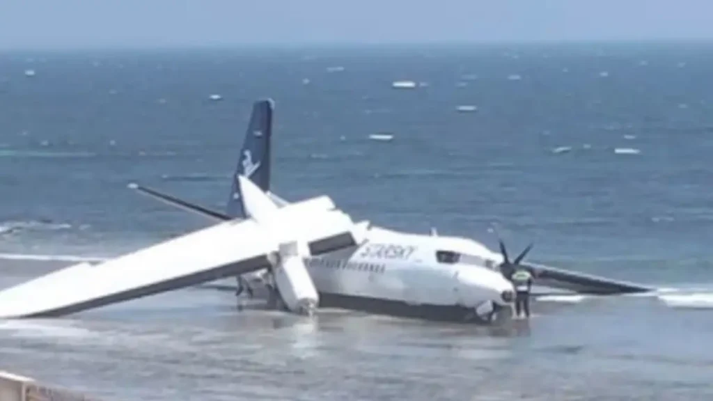 Σομαλία: Αεροπλάνο της StarSky με 55 επιβάτες συνετρίβη στη θάλασσα λίγο μετά την απογείωση – Σοκαριστική εικόνα με κομμένο φτερό