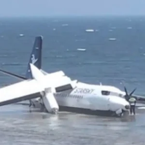 Σομαλία: Αεροπλάνο της StarSky με 55 επιβάτες συνετρίβη στη θάλασσα λίγο μετά την απογείωση – Σοκαριστική εικόνα με κομμένο φτερό