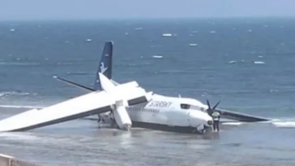 Σομαλία: Αεροπλάνο της StarSky με 55 επιβάτες συνετρίβη στη θάλασσα λίγο μετά την απογείωση – Σοκαριστική εικόνα με κομμένο φτερό