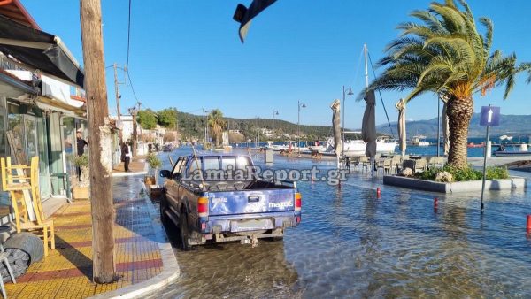 Φθιώτιδα: Η θάλασσα βγήκε στη στεριά - Θυελλώδεις άνεμοι και λασποβροχές (ΒΙΝΤΕΟ)