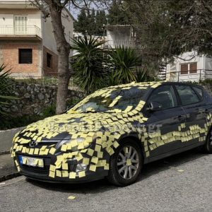 Λαμία: "Επίθεση" από κίτρινα post it σε παρκαρισμένο αμάξι!