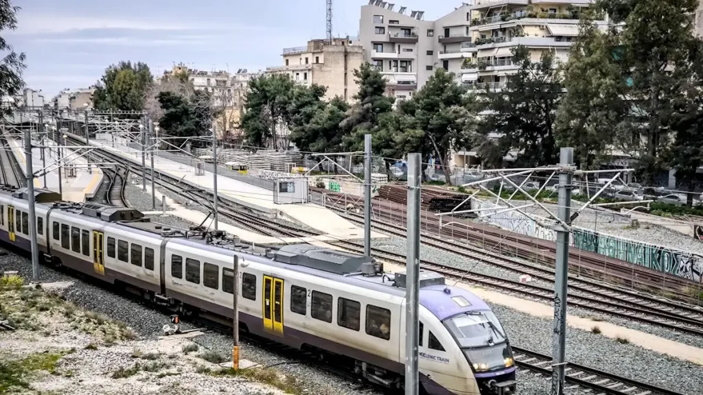 Φωτιά στον Ασπρόπυργο: Διακοπή κυκλοφορίας των τρένων του Προαστιακού στη γραμμή Κιάτο – Πειραιάς – Κιάτο