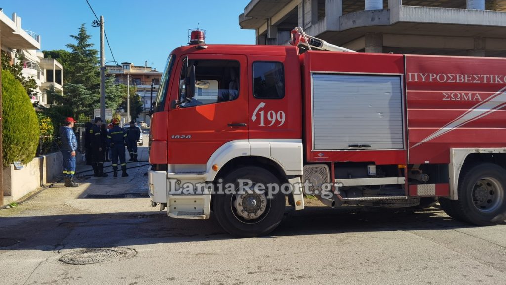 Πυρκαγιά το πρωί σε όχημα που ήταν σταθμευμένο σε σούπερ μάρκετ μπροστά σε ΑΤΜ