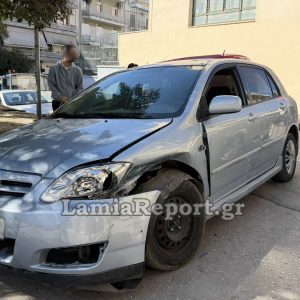 Λαμία: Τροχαίο σε διασταύρωση στο κέντρο της πόλης - Δείτε εικόνες