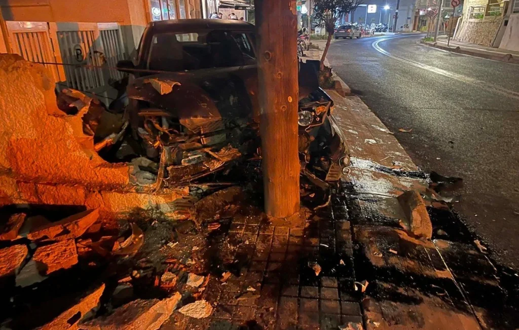 Ρέθυμνο: Οδηγός μετά από τρελή πορεία «κάρφωσε» το αυτοκίνητό του σε κολόνα