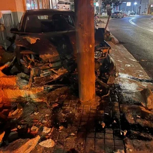 Ρέθυμνο: Οδηγός μετά από τρελή πορεία «κάρφωσε» το αυτοκίνητό του σε κολόνα