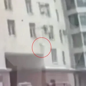Ρωσία: Θυρωρός έσωσε 7χρονο αγόρι που έπεσε από παράθυρο 7ου ορόφου στην Αγία Πετρούπολη