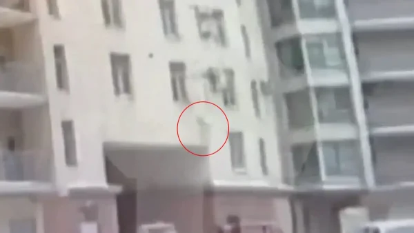 Ρωσία: Θυρωρός έσωσε 7χρονο αγόρι που έπεσε από παράθυρο 7ου ορόφου στην Αγία Πετρούπολη