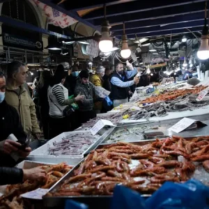 Καθαρά Δευτέρα: Αυξήσεις έως 21% στα θαλασσινά, πού κυμαίνονται οι τιμές σε ιχθυοπωλεία και Βαρβάκειο