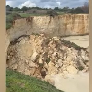 Ιταλία: Κατέρρευσε από την κακοκαιρία η διάσημη «Αψίδα των Εραστών» ανήμερα του Αγίου Βαλεντίνου