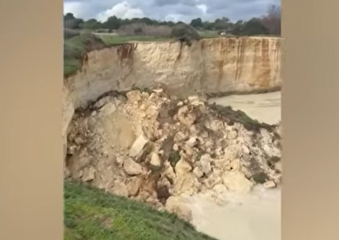 Ιταλία: Κατέρρευσε από την κακοκαιρία η διάσημη «Αψίδα των Εραστών» ανήμερα του Αγίου Βαλεντίνου