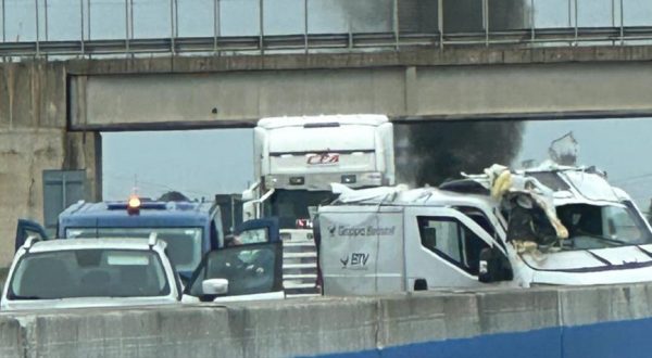 Ιταλία: Ένοπλοι ανατίναξαν βαν χρηματαποστολής και επιχείρησαν να το ληστέψουν - Βίντεο από τη συμπλοκή με τους Καραμπινιέρους