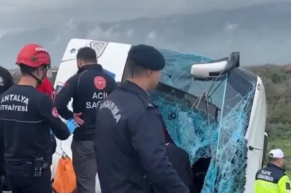 Διπλή τραγωδία στην Αττάλεια: 16 νεκροί και 30 τραυματίες σε δύο τροχαία μέσα σε λίγη ώρα