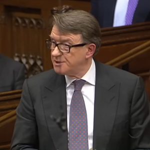 Στη δίνη του σκανδάλου Μάντελσον η Βρετανία: Έφοδος της αστυνομίας σε σπίτια του πρώην υπουργού, που διοχέτευε ευαίσθητες πληροφορίες στον Επστάιν