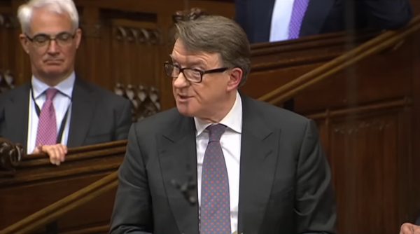 Στη δίνη του σκανδάλου Μάντελσον η Βρετανία: Έφοδος της αστυνομίας σε σπίτια του πρώην υπουργού, που διοχέτευε ευαίσθητες πληροφορίες στον Επστάιν