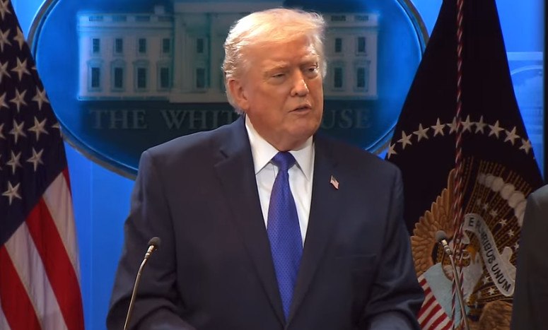 Ντόναλντ Τραμπ: «Οι δασμοί θα παραμείνουν και θα επιβάλλω επιπλέον 10%» – Επίθεση στους δικαστές