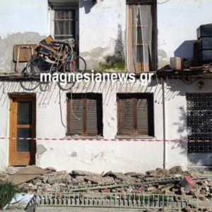 Βόλος: Δείτε φωτογραφίες από το μπαλκόνι που έπεσε μαζί με την ένοικο