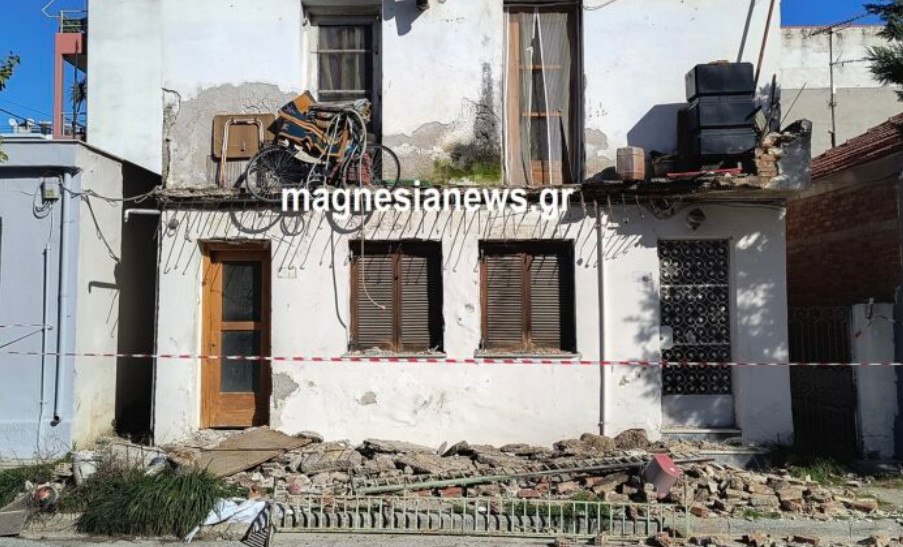 Βόλος: Δείτε φωτογραφίες από το μπαλκόνι που έπεσε μαζί με την ένοικο