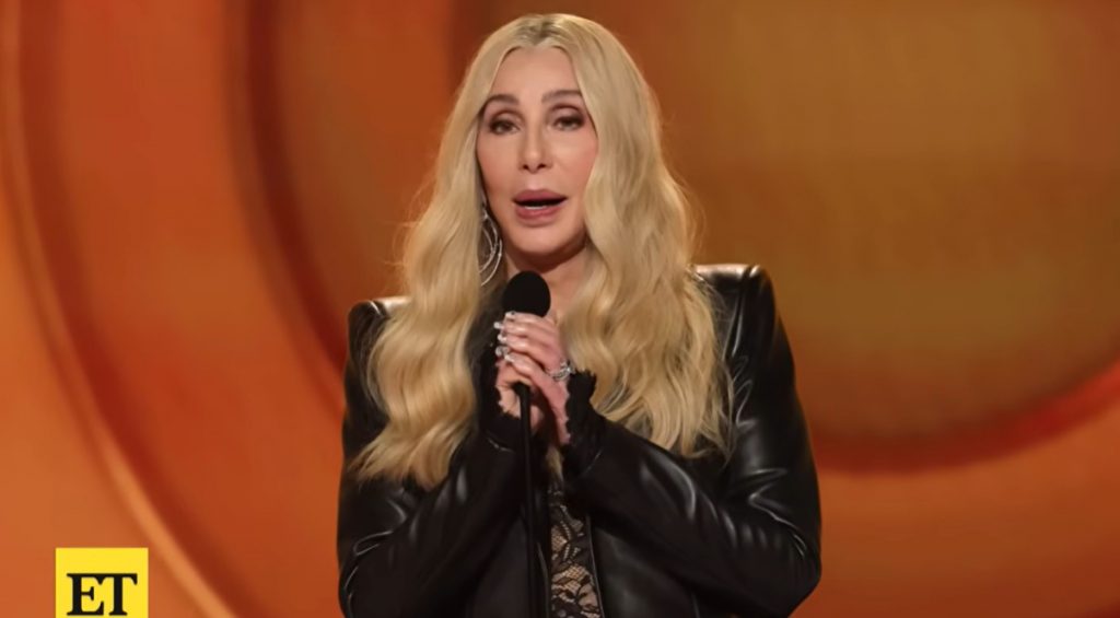 Grammy 2026: Η Σερ ανακοίνωσε ως νικητή νεκρό καλλιτέχνη και έφυγε από την σκηνή πριν ολοκληρώσει