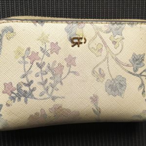 Βρέθηκε γυναικείο πορτοφόλι μέσα σε ταξί