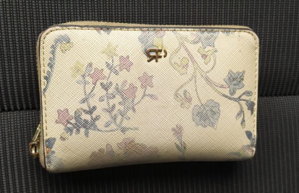 Βρέθηκε γυναικείο πορτοφόλι μέσα σε ταξί