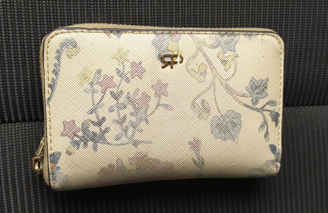 Βρέθηκε γυναικείο πορτοφόλι μέσα σε ταξί