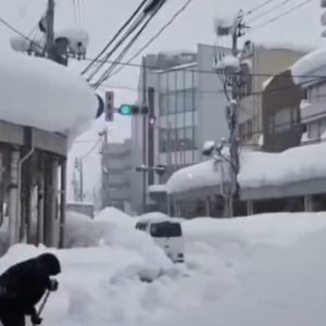 Σφοδρές χιονοπτώσεις στην Ιαπωνία στοίχισαν τη ζωή σε 30 ανθρώπους – Στα 4,5 μέτρα το ύψος του χιονιού