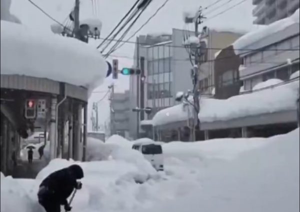 Σφοδρές χιονοπτώσεις στην Ιαπωνία στοίχισαν τη ζωή σε 30 ανθρώπους – Στα 4,5 μέτρα το ύψος του χιονιού