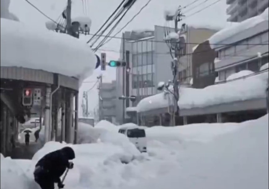 Σφοδρές χιονοπτώσεις στην Ιαπωνία στοίχισαν τη ζωή σε 30 ανθρώπους – Στα 4,5 μέτρα το ύψος του χιονιού