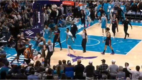 Χόρνετς – Πίστονς: Άγριος καβγάς στο παρκέ με μπουνιές και κλωτσιές – 4 παίκτες αποβλήθηκαν