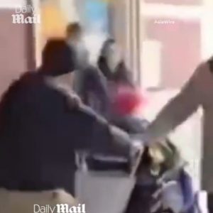 Χαμός έξω από νοσοκομείο: Συγγενείς άρπαξαν ηλικιωμένο 102 ετών, για να μη γράψει την περιουσία στη νέα σύζυγό του