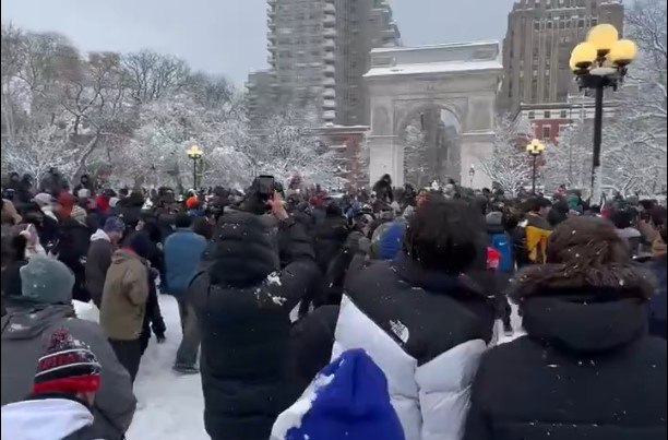 Νέα Υόρκη: Η άλλη πλευρά της χιονοθύελλας – Ο μεγαλύτερος χιονοπόλεμος με την αστυνομία