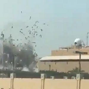 Επίθεση στο Ιράν: Βίντεο ντοκουμέντο από τις εκρήξεις στην αμερικανική βάση στο Μπαχρέιν – Νεκρός και τραυματίες στη Βαγδάτη