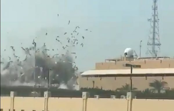 Επίθεση στο Ιράν: Βίντεο ντοκουμέντο από τις εκρήξεις στην αμερικανική βάση στο Μπαχρέιν – Νεκρός και τραυματίες στη Βαγδάτη
