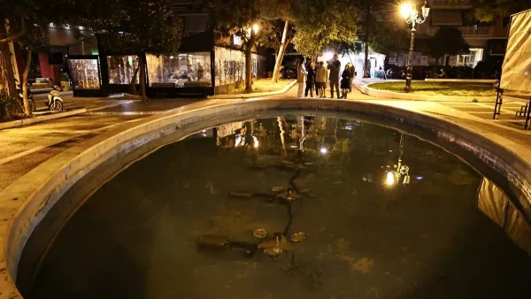 Στον εισαγγελέα οι γονείς του κοριτσιού που έπεσε σε συντριβάνι στην Καλλιθέα και νοσηλεύεται σε κρίσιμη κατάσταση