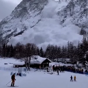 Στιγμές τρόμου σε χιονοδρομικό στην Ιταλία - Χιονοστιβάδα σαρώνει βουνοπλαγιά ενώ δεκάδες σκιέρ τρέχουν να σωθούν