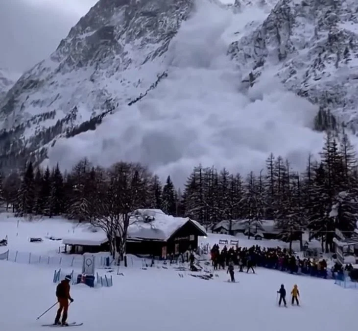 Στιγμές τρόμου σε χιονοδρομικό στην Ιταλία - Χιονοστιβάδα σαρώνει βουνοπλαγιά ενώ δεκάδες σκιέρ τρέχουν να σωθούν