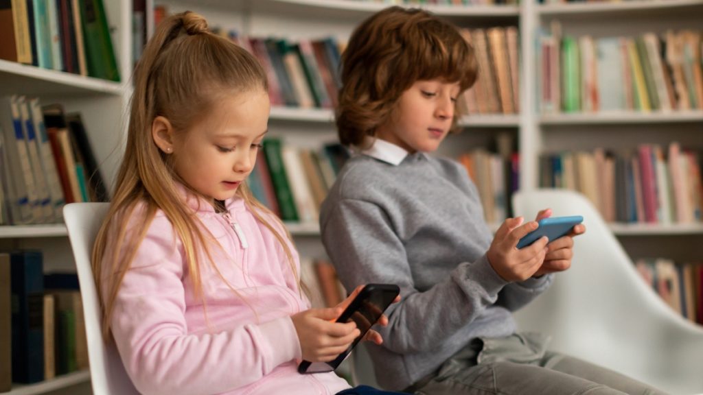 Αντίστροφη μέτρηση για την απαγόρευση των social media σε παιδιά έως 15 ετών - Νέα σύσκεψη για τις τεχνικές και νομικές λεπτομέρειες