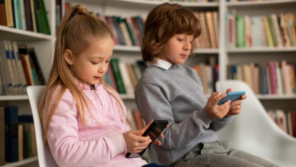 Αντίστροφη μέτρηση για την απαγόρευση των social media σε παιδιά έως 15 ετών - Νέα σύσκεψη για τις τεχνικές και νομικές λεπτομέρειες