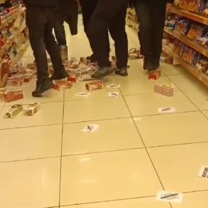 Βόλος: Νεαροί πέταξαν από τα ράφια και ποδοπάτησαν προϊόντα Βιολάντα σε σούπερ μάρκετ (BINTEO)