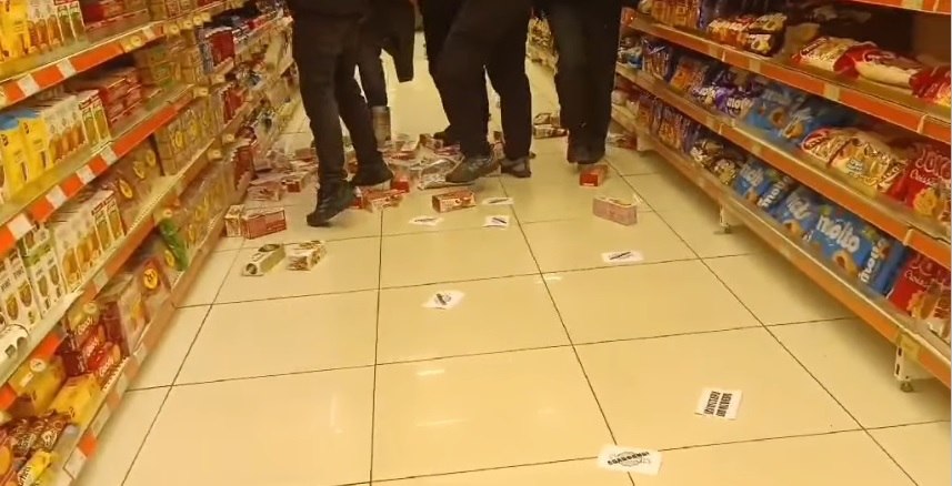 Βόλος: Νεαροί πέταξαν από τα ράφια και ποδοπάτησαν προϊόντα Βιολάντα σε σούπερ μάρκετ (BINTEO)