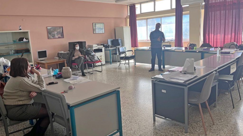 Επίσκεψη Χρήστου Σταϊκούρα σε σχολικές μονάδες της Λαμίας