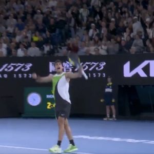 O Αλκαράθ νέος βασιλιάς στο Australian Open, 3-1 σετ με ανατροπή τον Τζόκοβιτς, βίντεο