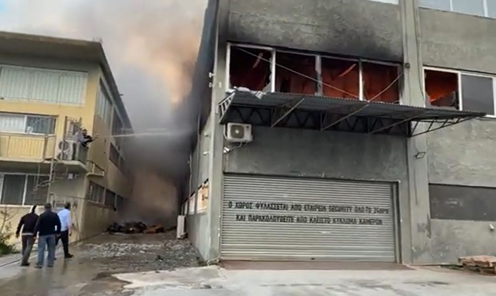 Μαίνεται η φωτιά σε αποθήκη επιχείρησης με αθλητικά είδη στα Σπάτα, ενισχύθηκαν οι πυροσβεστικές δυνάμεις