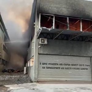 Μαίνεται η φωτιά σε αποθήκη επιχείρησης με αθλητικά είδη στα Σπάτα, ενισχύθηκαν οι πυροσβεστικές δυνάμεις