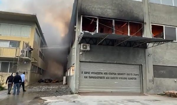 Μαίνεται η φωτιά σε αποθήκη επιχείρησης με αθλητικά είδη στα Σπάτα, ενισχύθηκαν οι πυροσβεστικές δυνάμεις