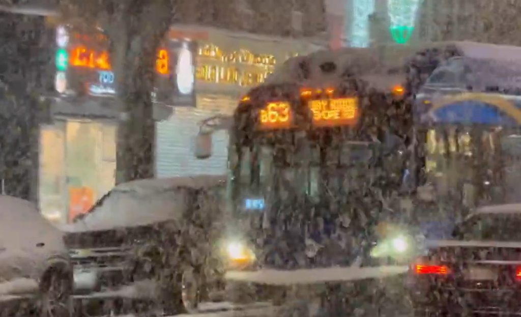 ΗΠΑ: Χιονοθύελλα «πάγωσε» τη Νέα Υόρκη και τη Βοστώνη – Ακυρώθηκαν πάνω από 5000 πτήσεις, αναμένεται επιδείνωση