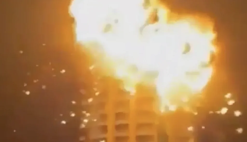 Τρόμος σε Ντουμπάι και Μπαχρέιν – Στις φλόγες το Fairmont Hotel, χτυπήματα σε ουρανοξύστες και σκηνές πανικού